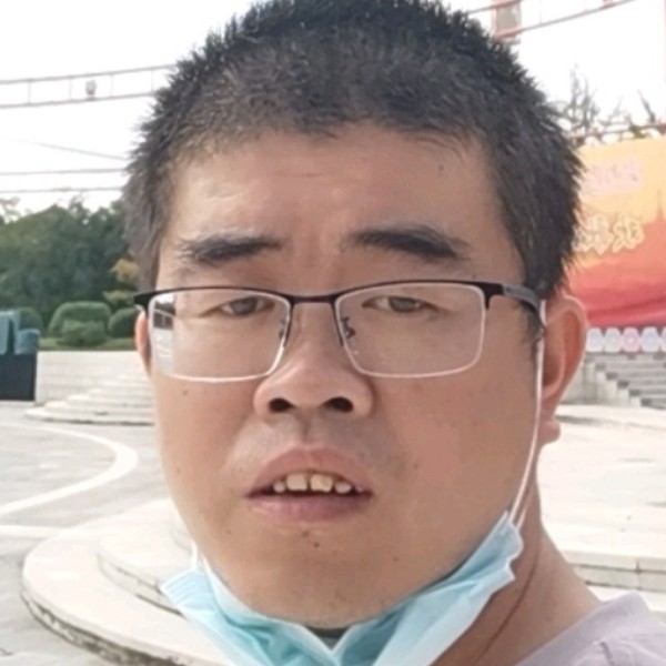 傲娇挽手微笑的照片