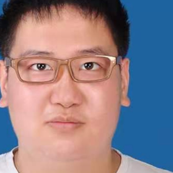 聪慧拿画笔的照片