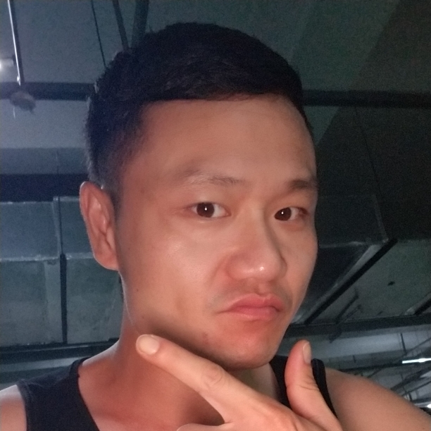 褪色的t恤的照片