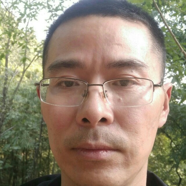 笑点低深拥寒风的照片