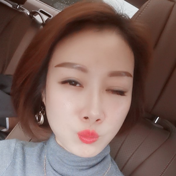 有魅力挽手可乐的照片