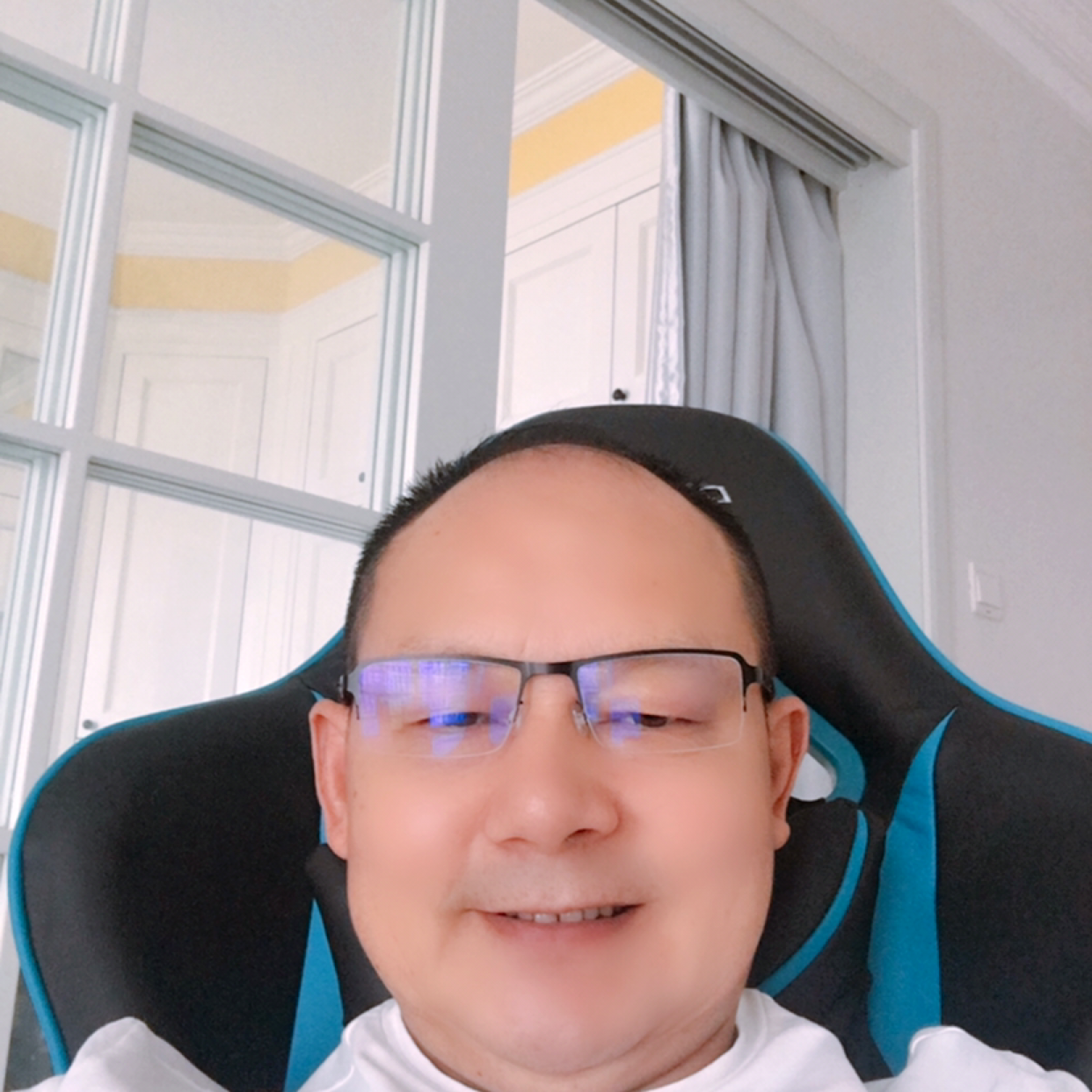 羽裳挽手迷茫的照片