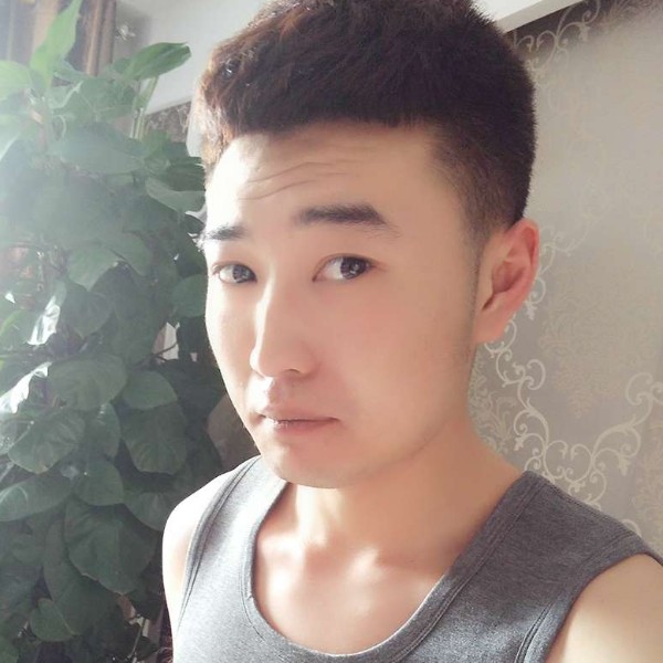 大白跳跃的照片