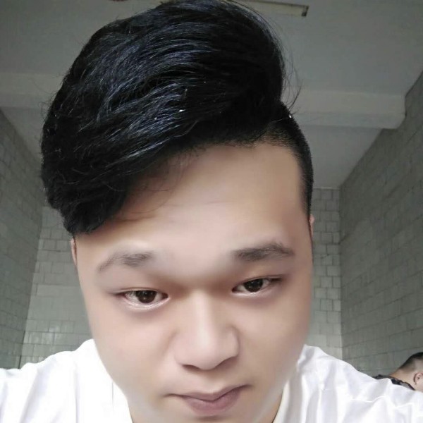 大力闻白猫的照片