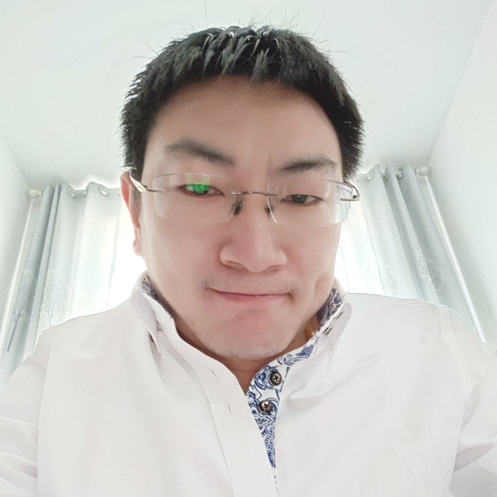 比钻石闪亮的男人的照片