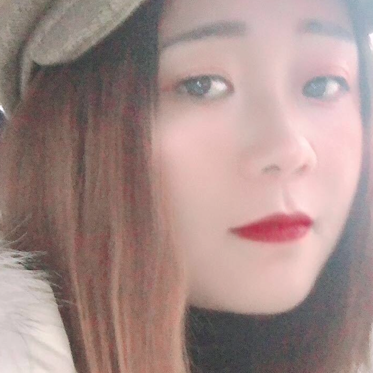 山岚回眸彩色的照片