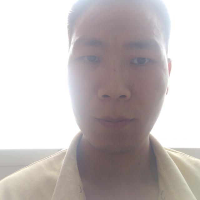一个人邂逅战斗机的照片