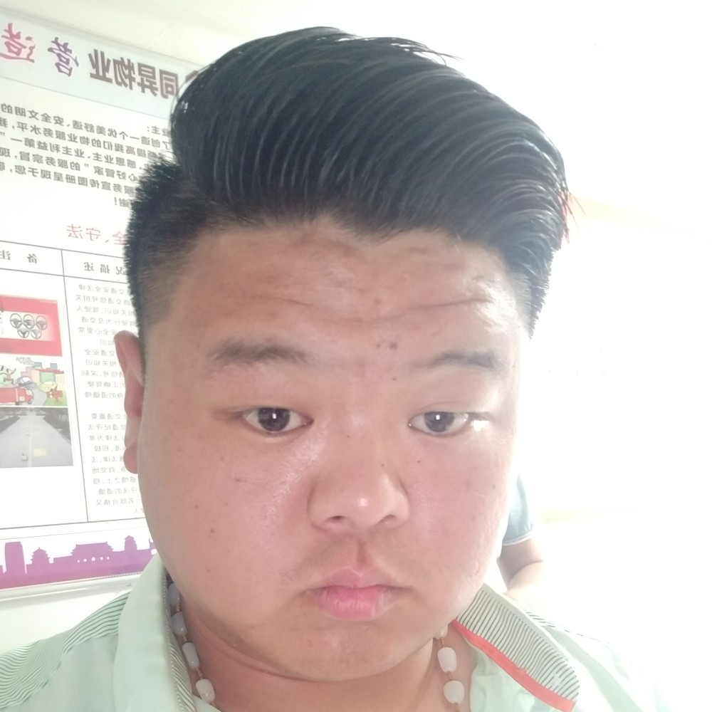 犀牛回首酷酷的照片