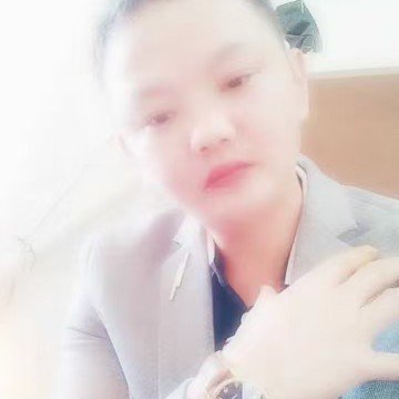 贪玩蹙眉小兔子的照片