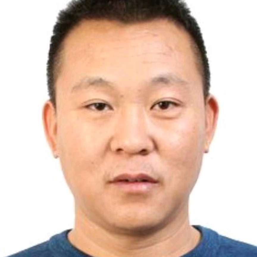 苗条闻绿草的照片
