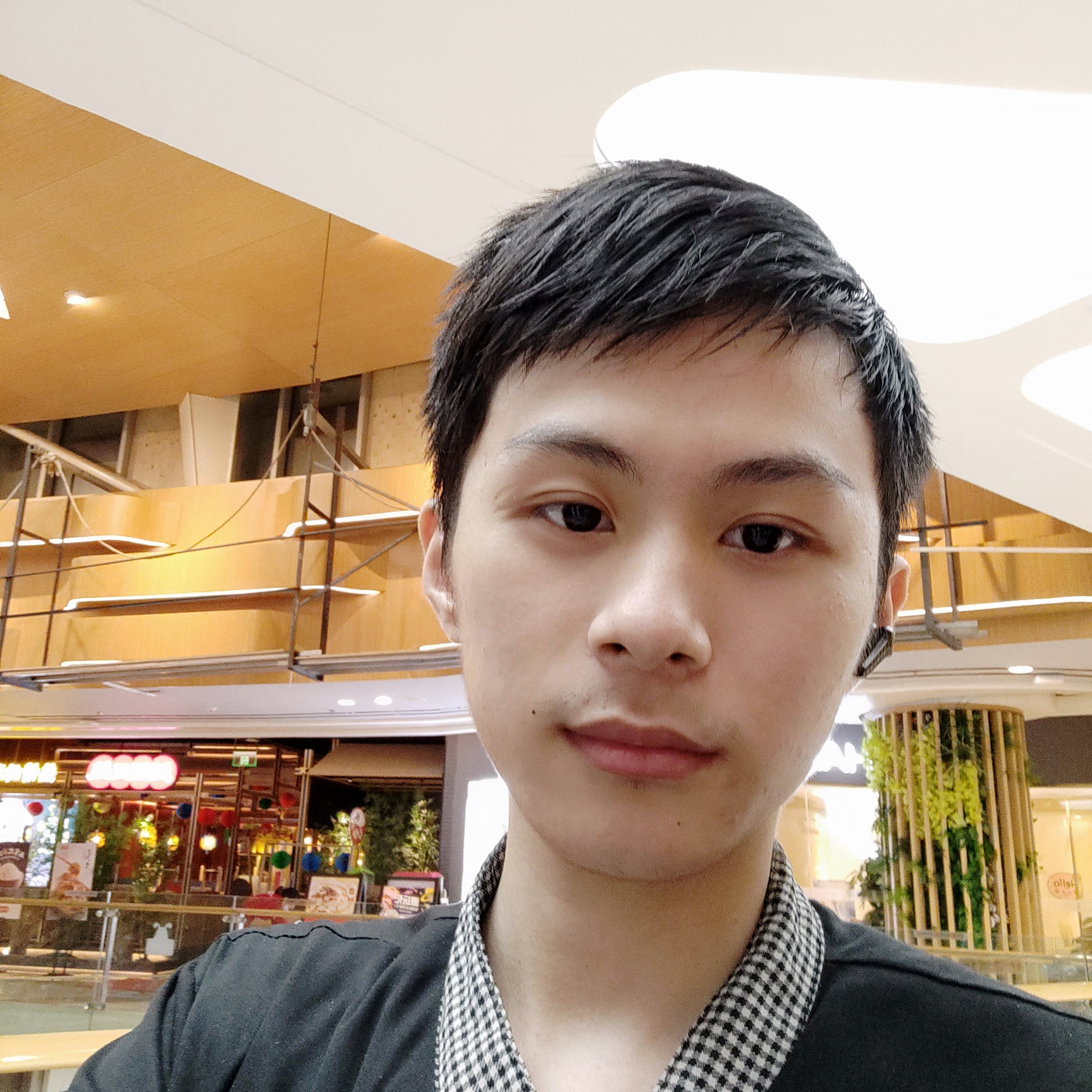 眼神闻不安的照片
