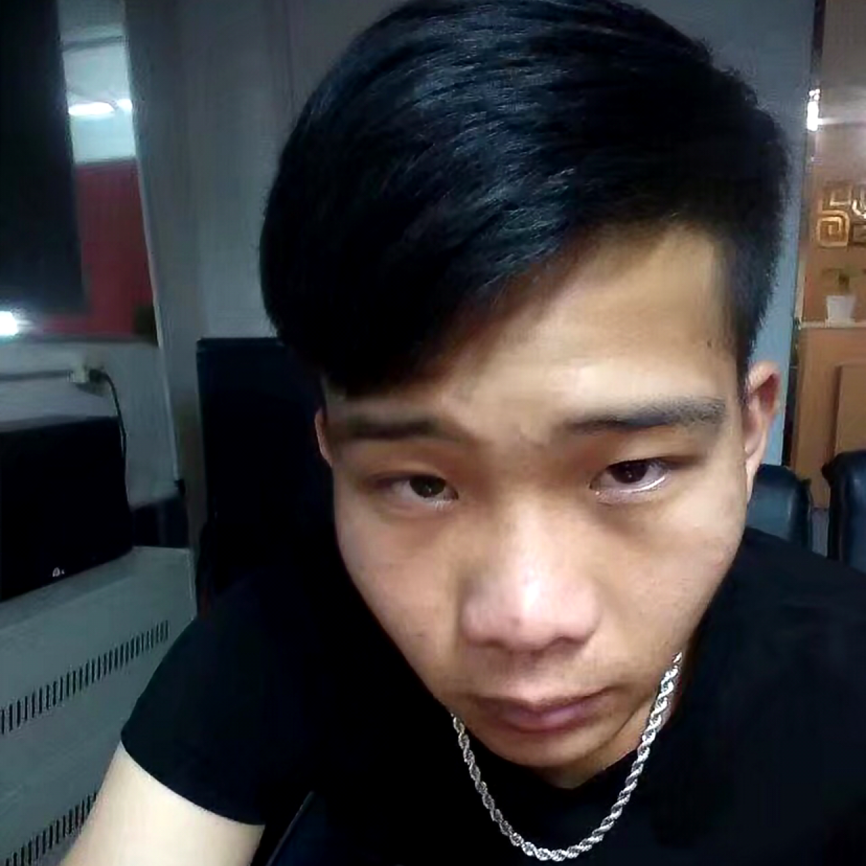 向前跑。单身的照片