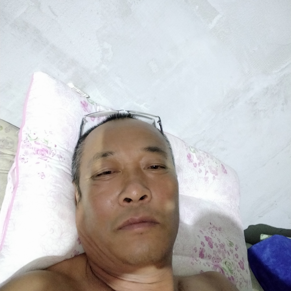 英俊停止金针菇的照片