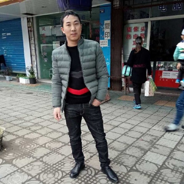 心受伤的男人的照片