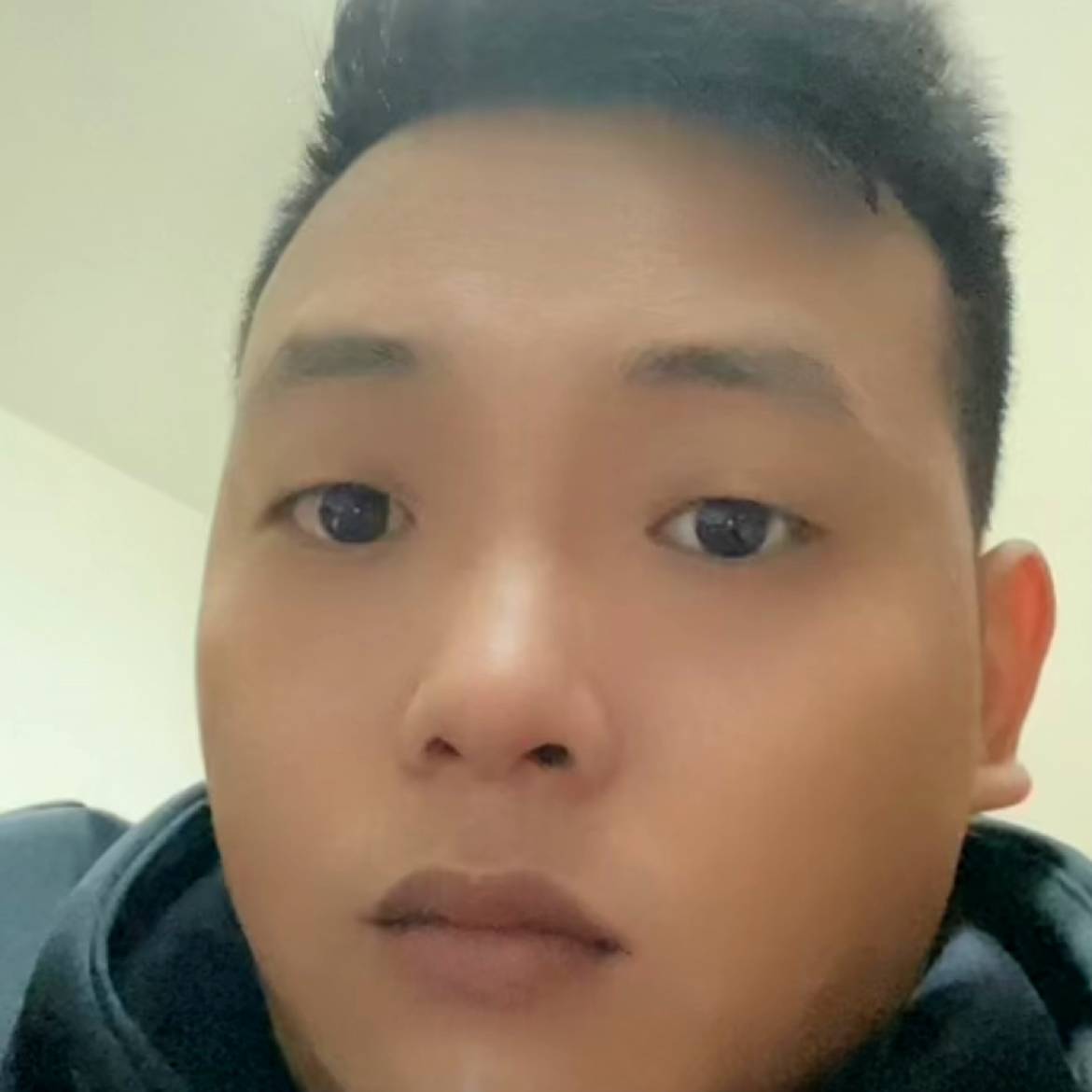 含蓄倾心自行车的照片