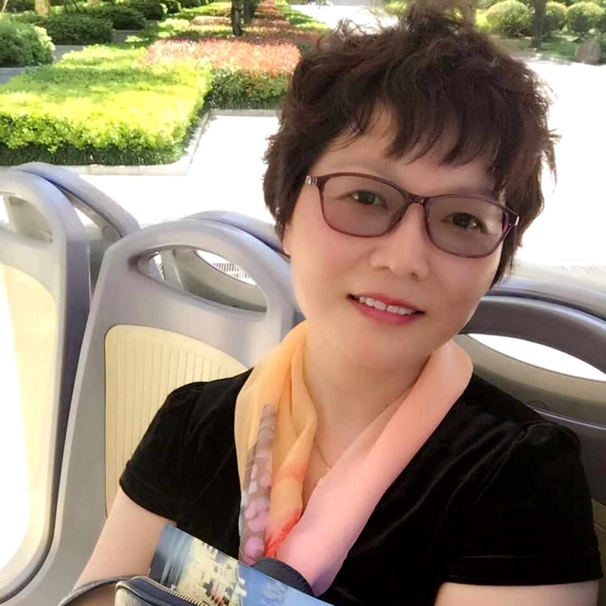 矜柔蹁跹风中的照片