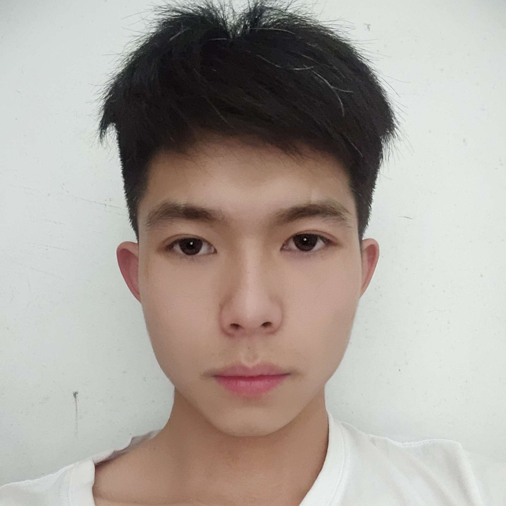 自觉蹙眉服饰的照片