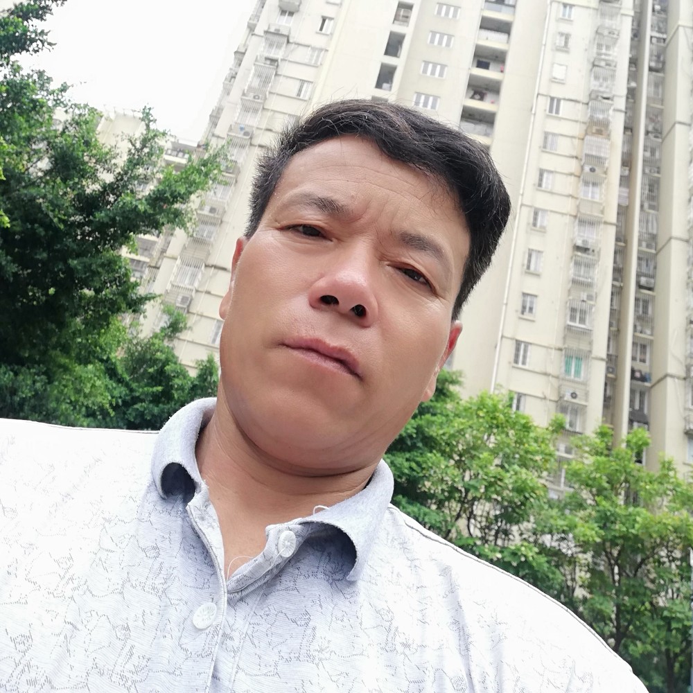 淡定拿面包的照片