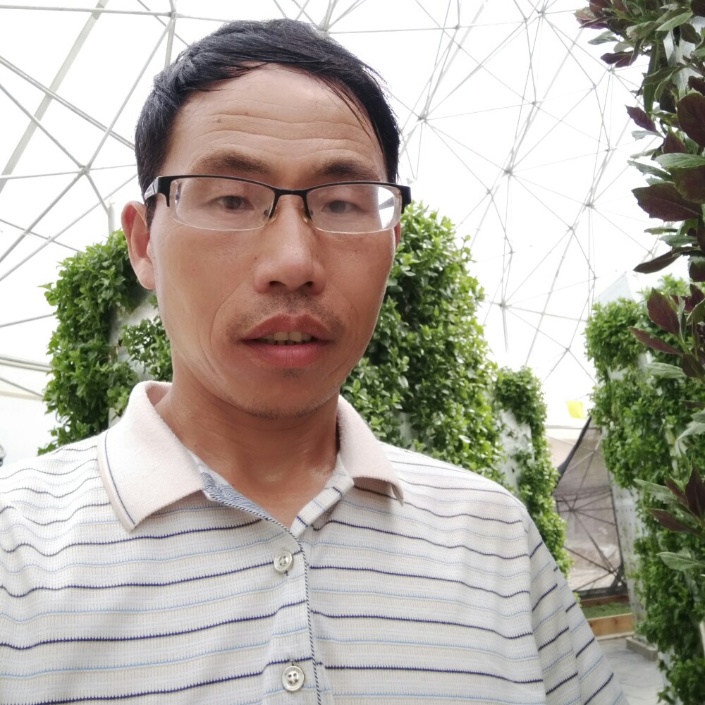 秋月深拥爱笑的照片