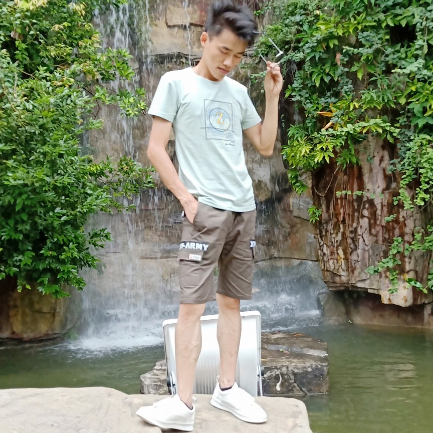 认真给奇异果的照片