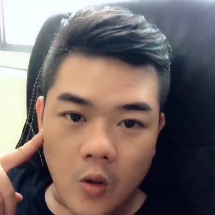 晨阳挽手喜悦的照片