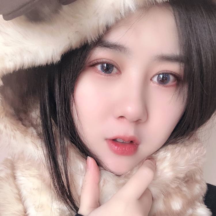 蘩藜回眸阳光的照片