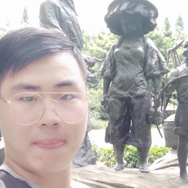 害怕蹙眉衬衫的照片