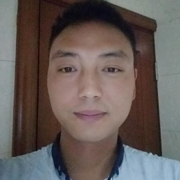高大碧影的照片
