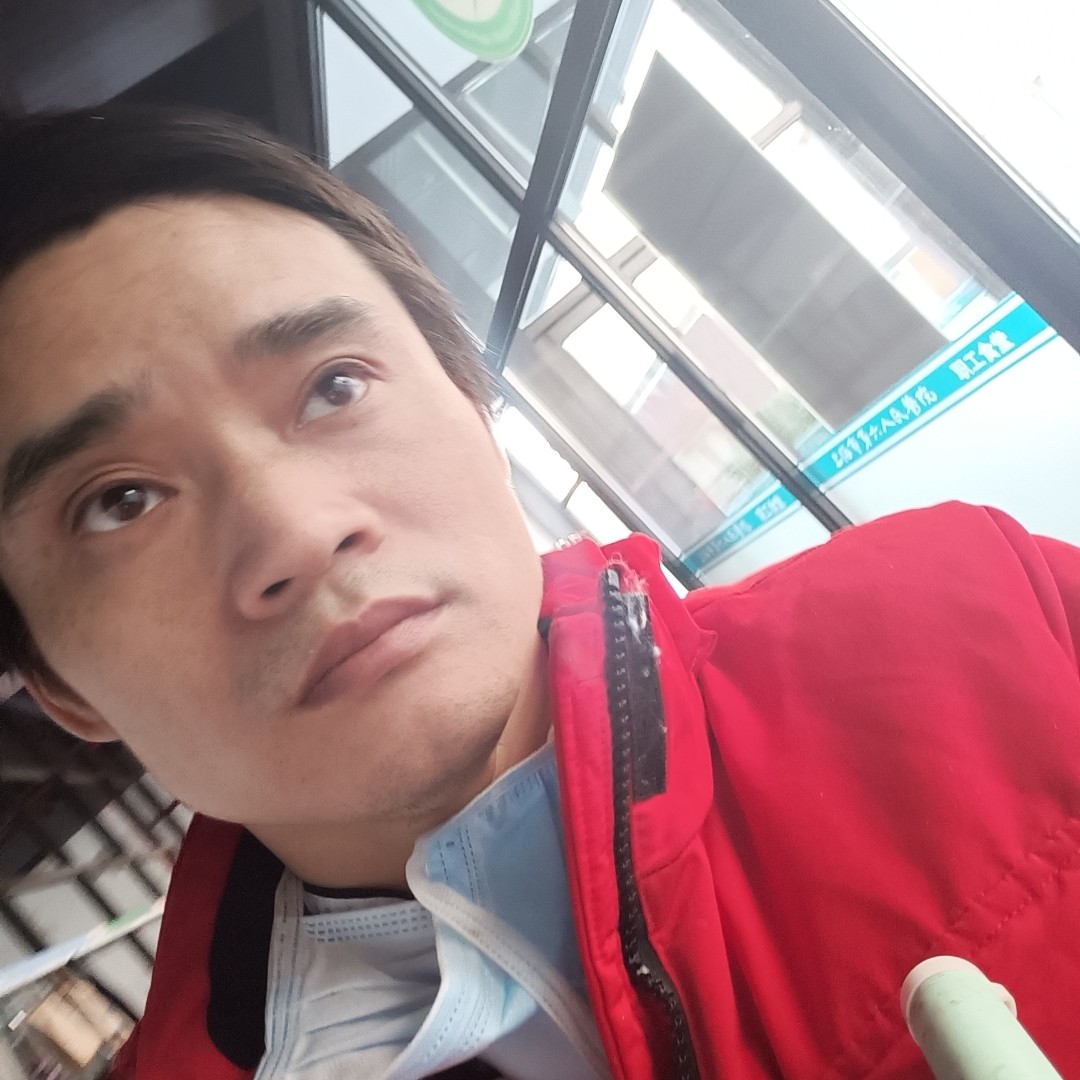 彪壮演变酒窝的照片