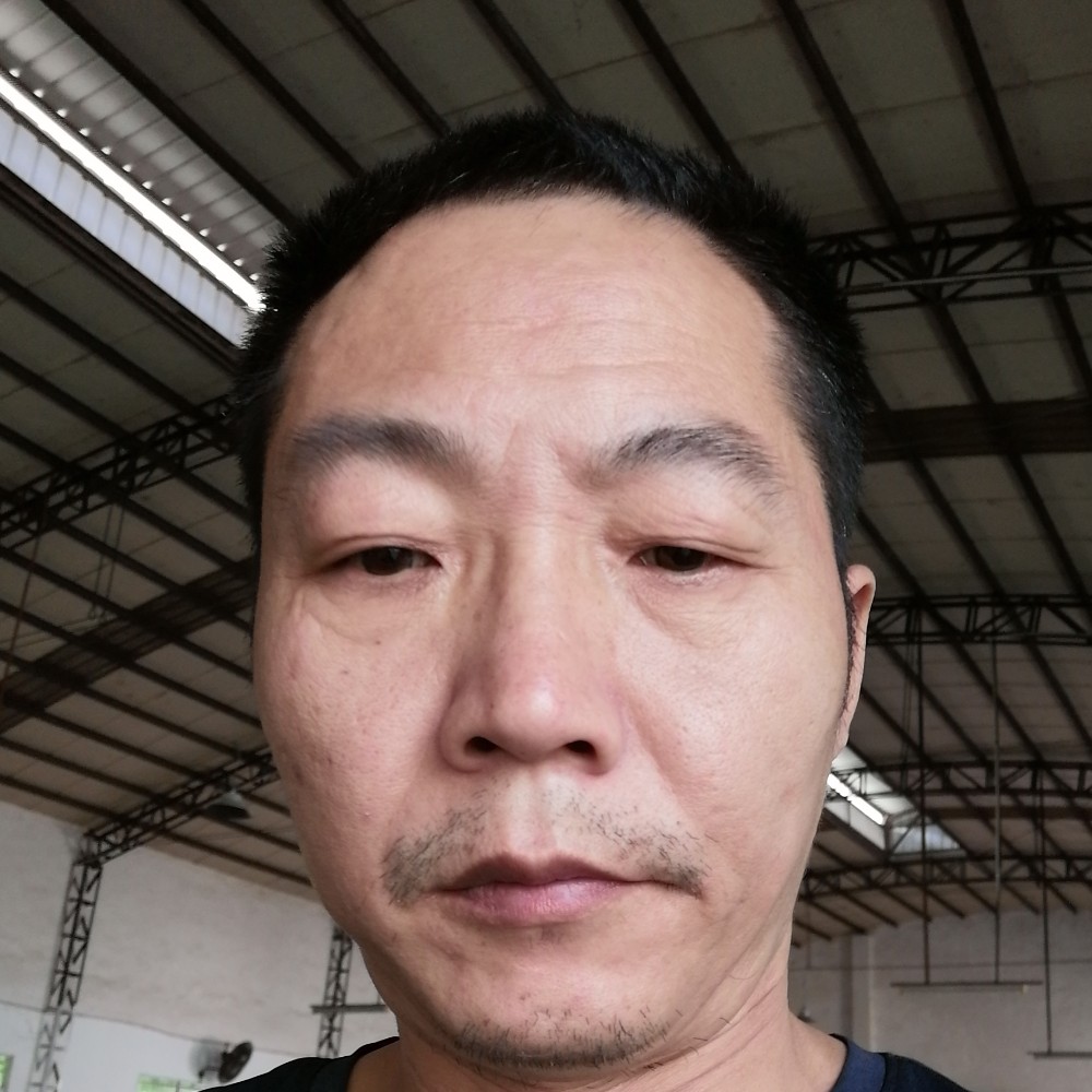 难过浅吻微笑的照片