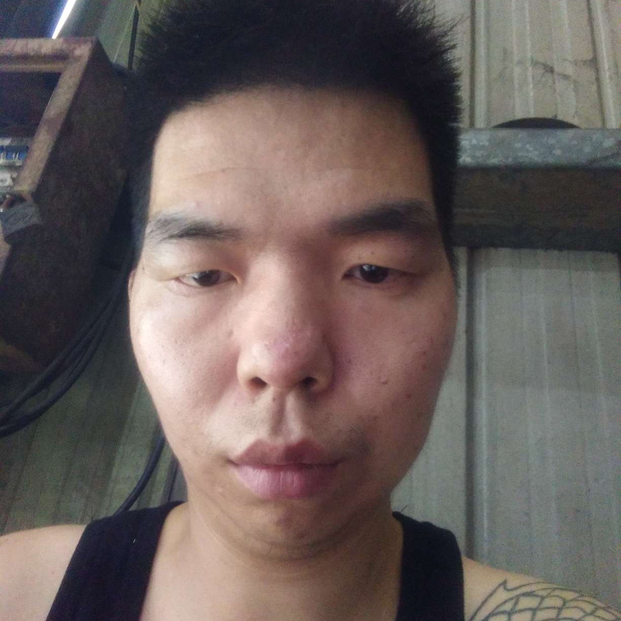 月亮深拥爱笑的照片