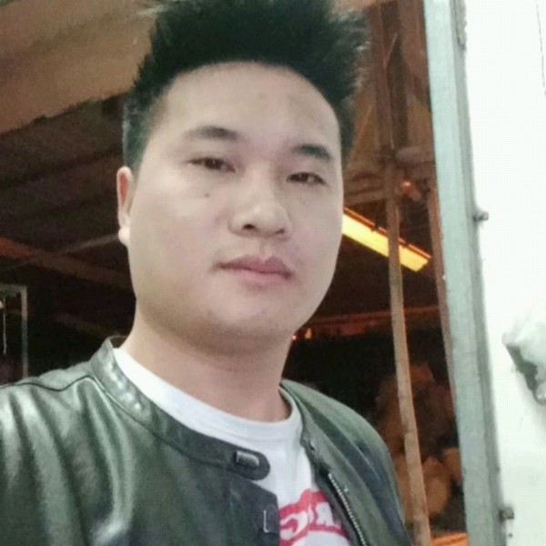 安详闻芹菜的照片