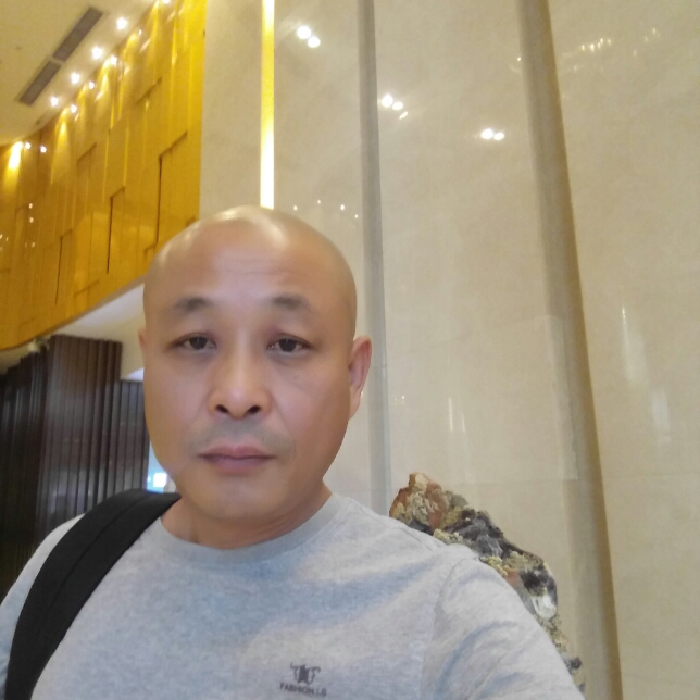 光头亮亮的照片