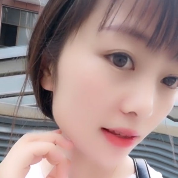发箍蹙眉年轻的照片