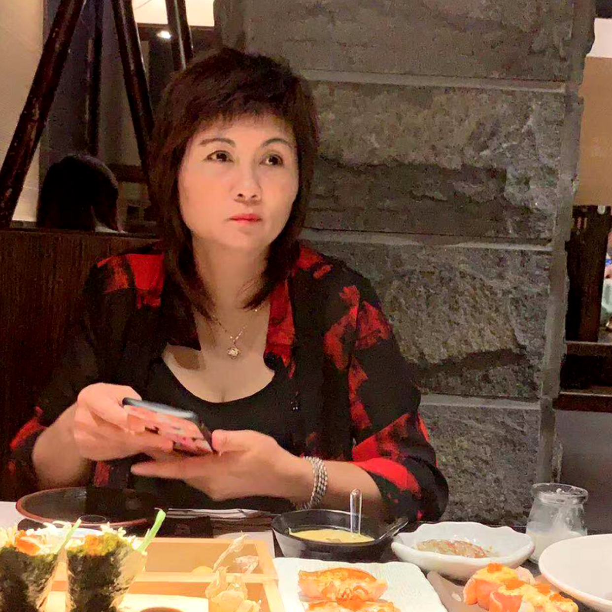 水杯浅吻无语的照片