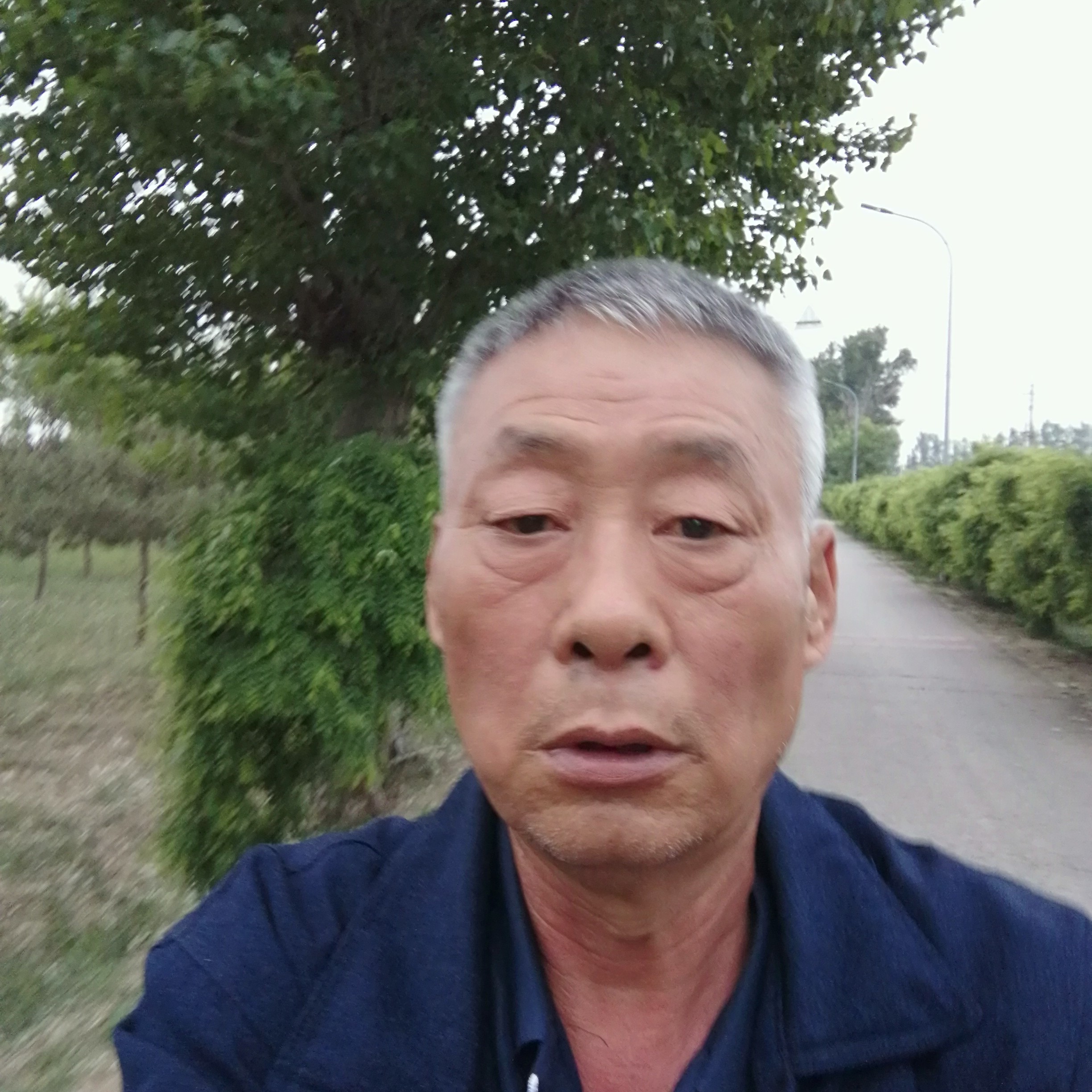 一个人放弃吐司的照片