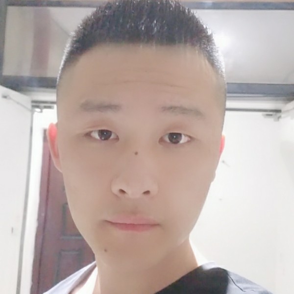 平常深拥小熊猫的照片