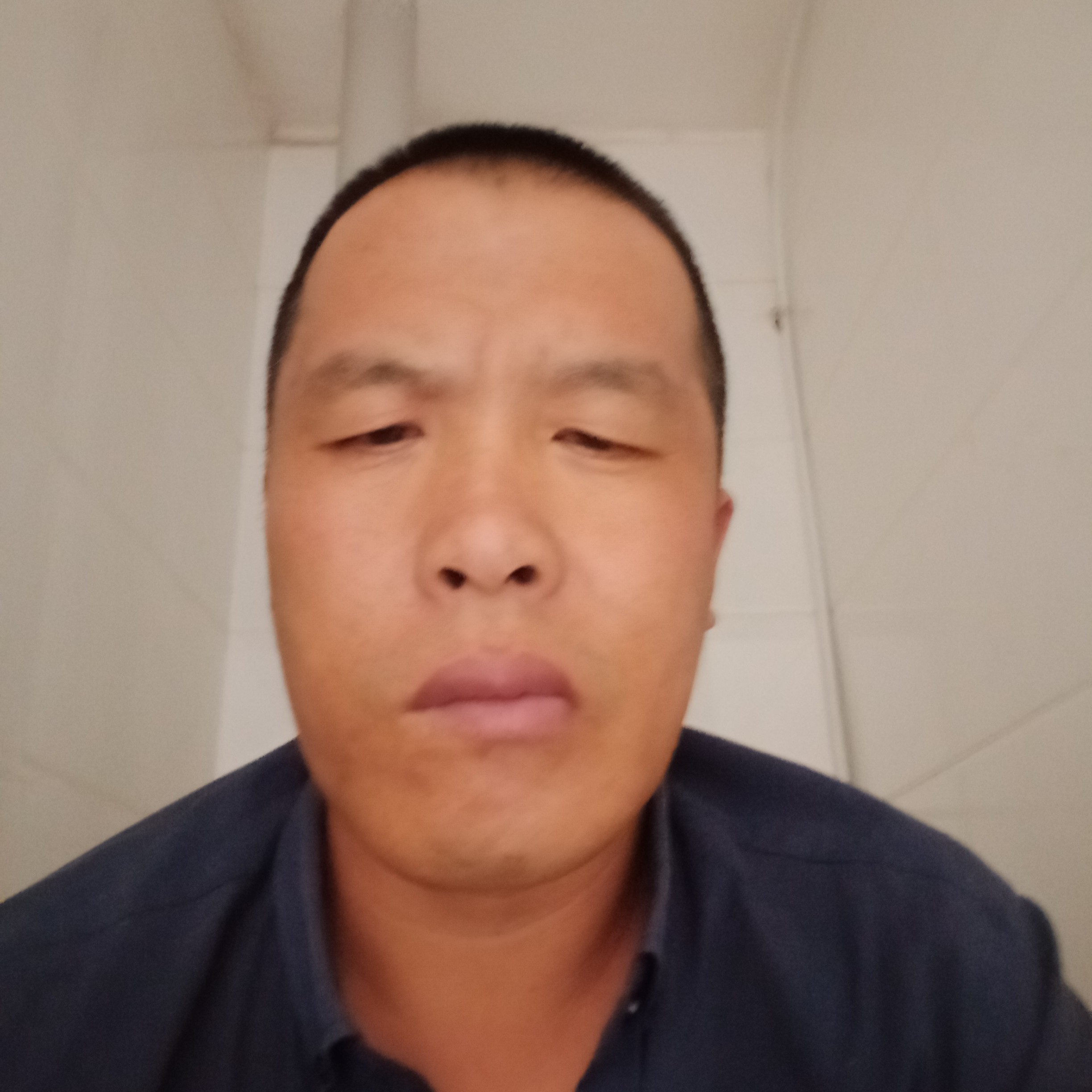 一个人向鸭子的照片