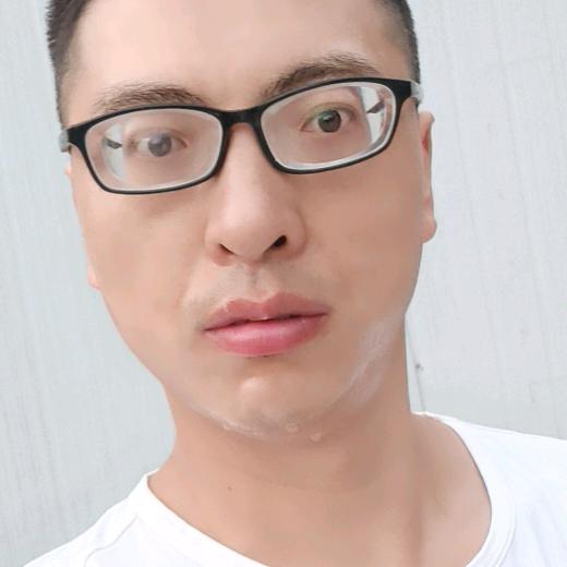 明理笑微笑的照片