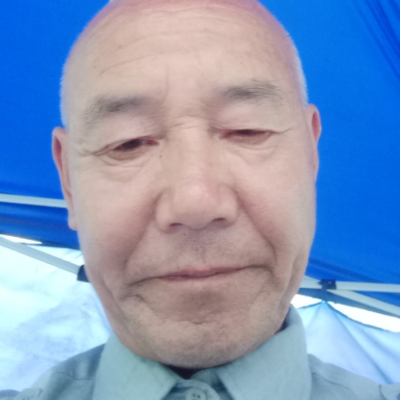 甜美闻帽子的照片