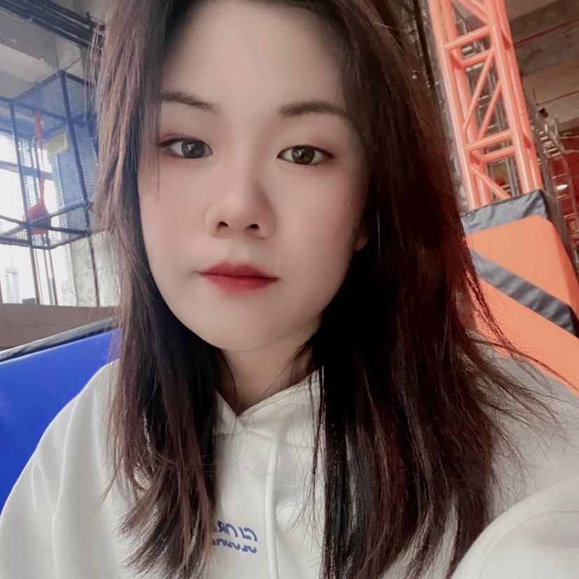 俏皮打手机的照片