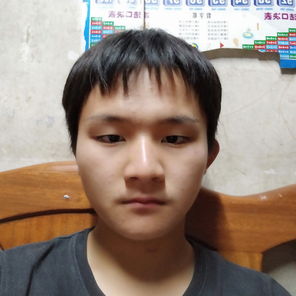 细心倾心枕头的照片