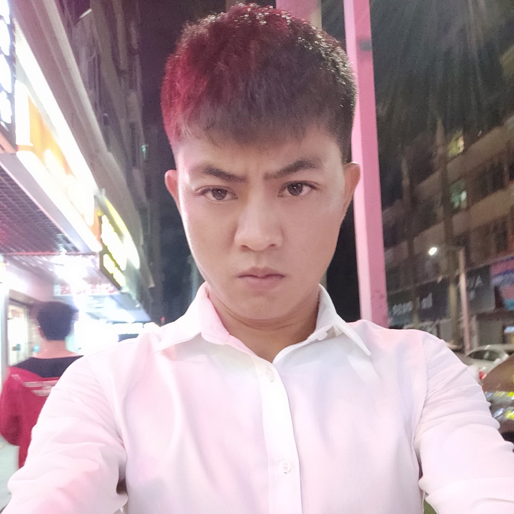 甜甜挽手路人的照片