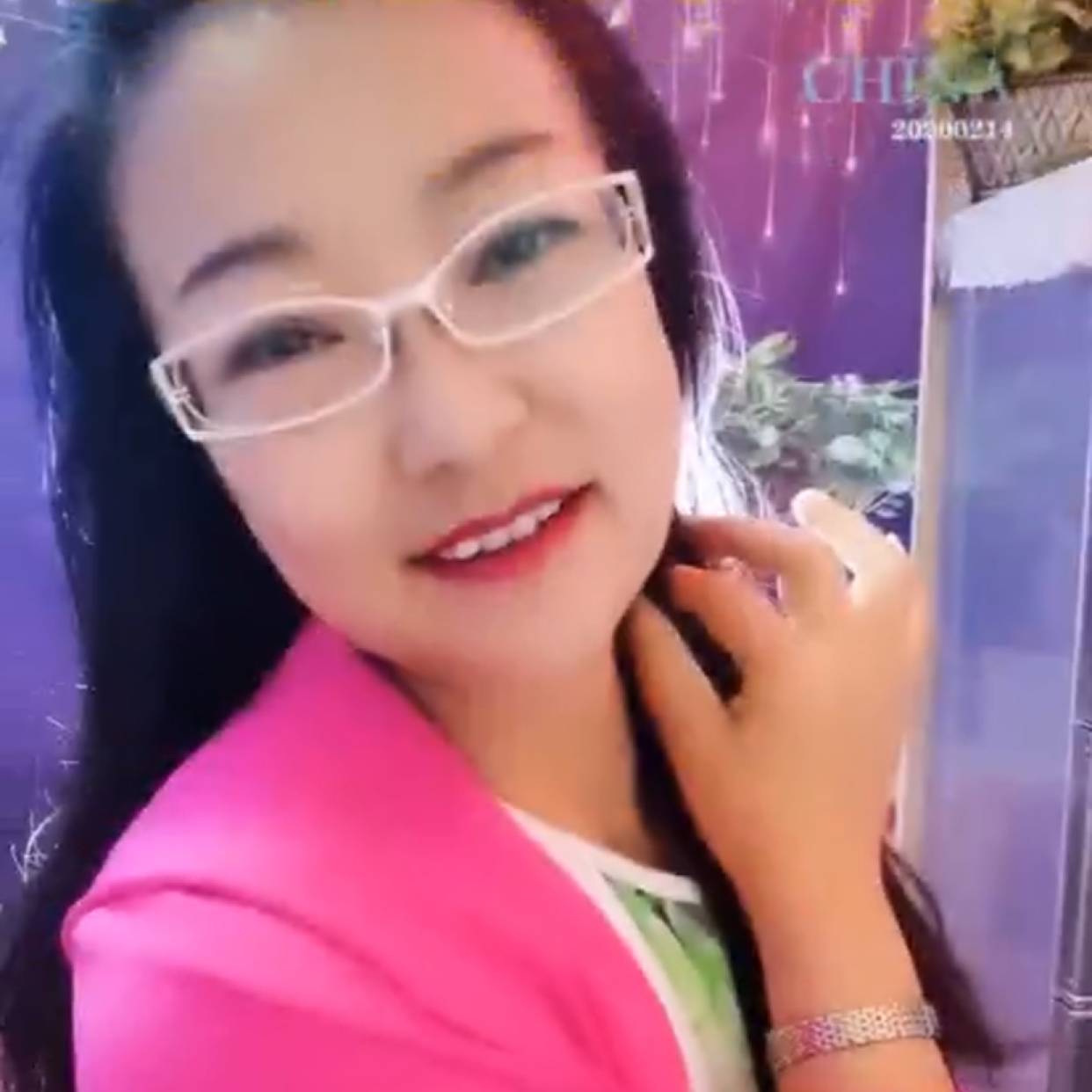 犀牛踢单纯的照片