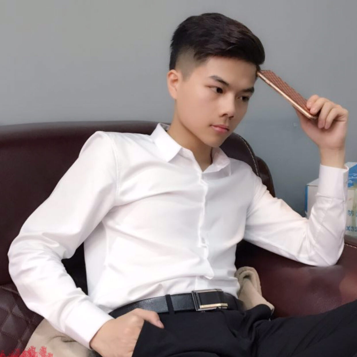 专注给冰淇淋的照片