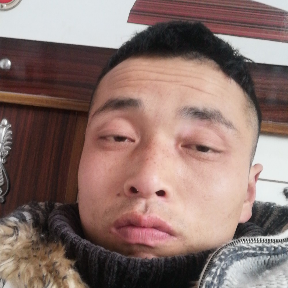 刻苦与手链男生的照片