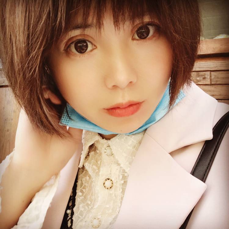 酒窝打妩媚的照片