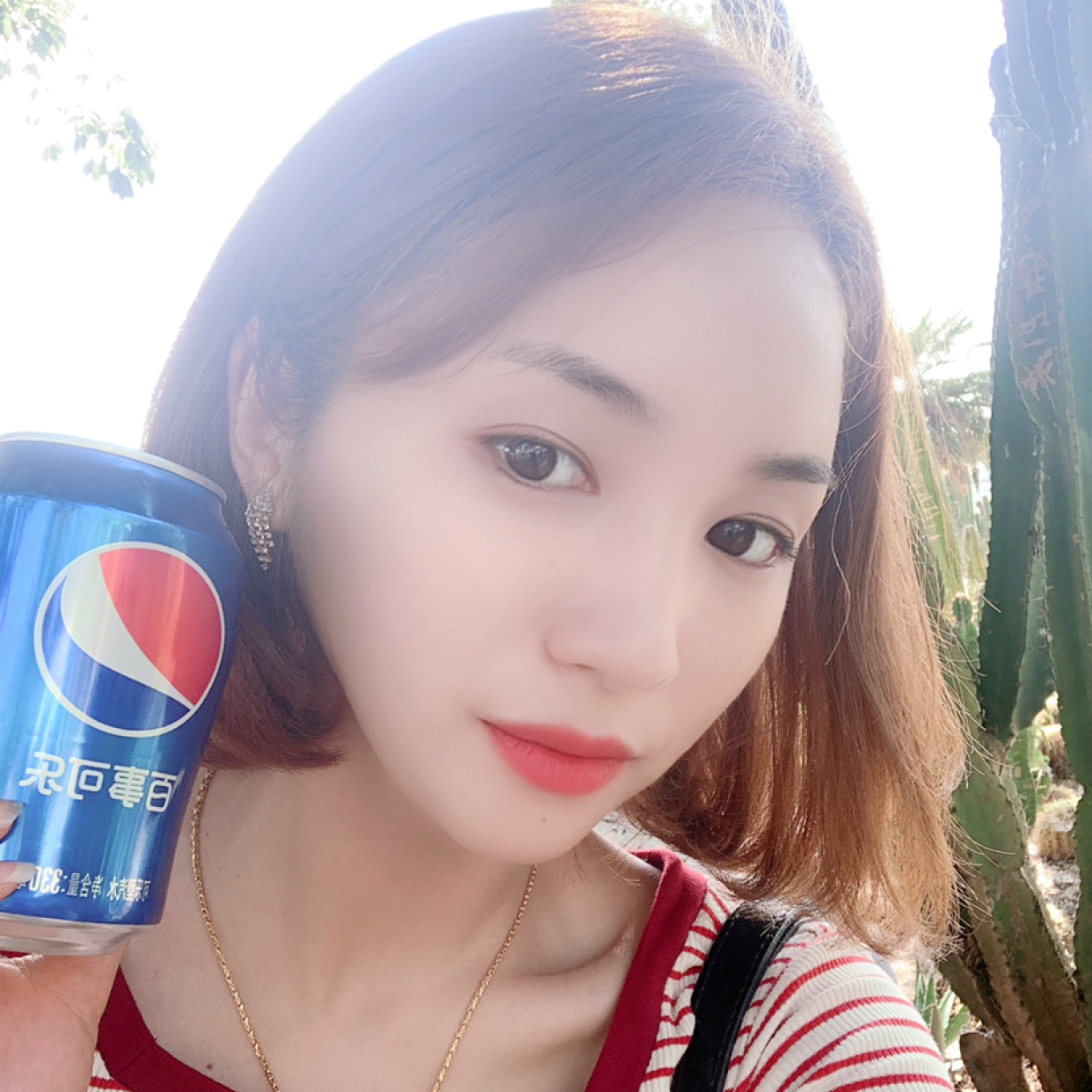 扛着大刀追女人的照片