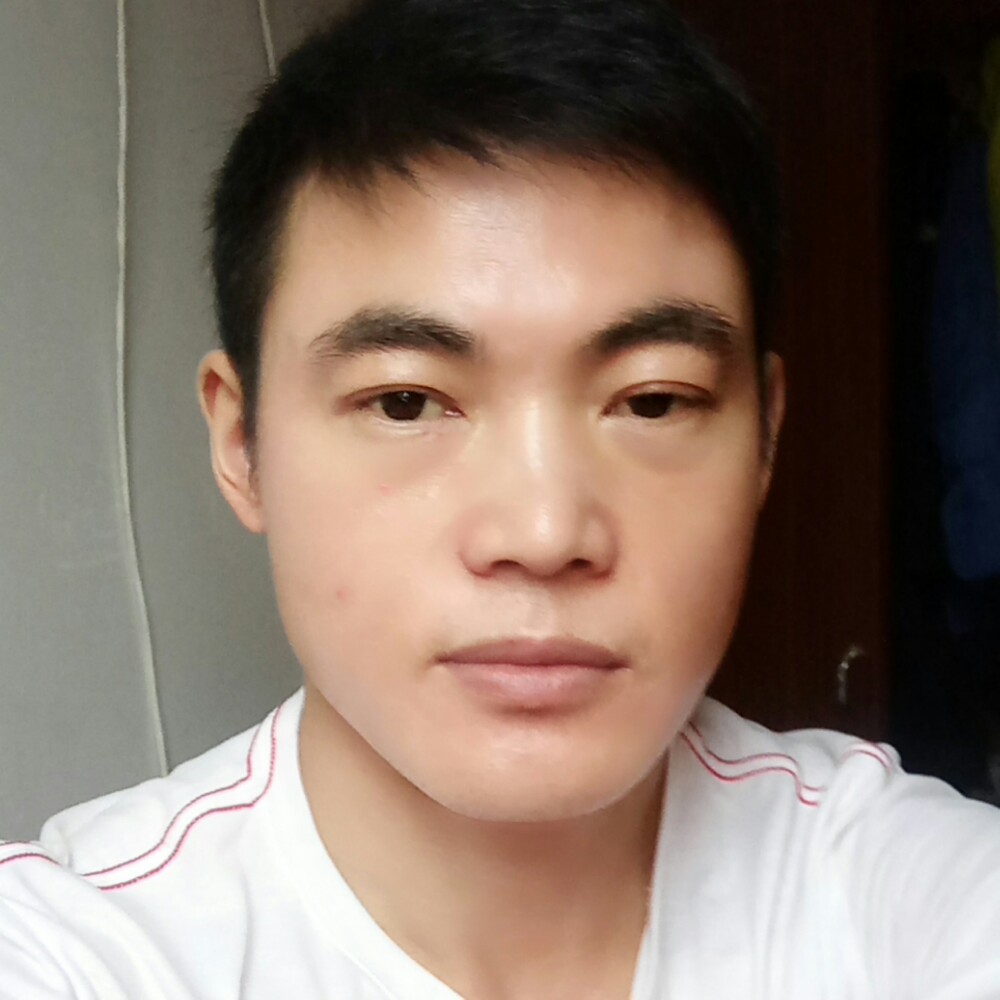 正直蹙眉的照片