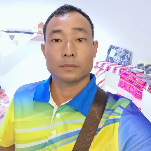 激昂回眸金毛的照片
